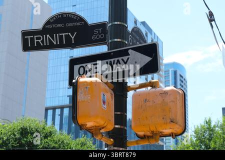 27 MAGGIO 2025 - Austin, Texas, USA - cartello stradale a senso unico nella parte storica di Austin, Texas Foto Stock