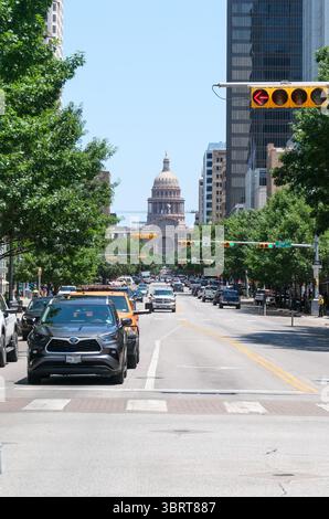 27 MAGGIO 2025 - Austin, Texas, USA - il palazzo del governo di Austin, Texas, visto da lontano lungo la strada. Foto Stock