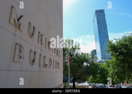 27 MAGGIO 2025 - Austin, Texas, Stati Uniti - Un edificio municipale con cartello in una città americana Foto Stock