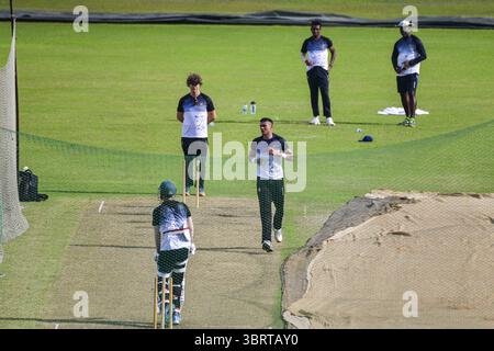 21 settembre 2020, Dacca, Bangladesh: Giocatori della squadra nazionale di cricket del Bangladesh in azione durante la sessione di prove al Sher-e-Bangla National Cricket Stadium di Dacca..il Bangladesh probabilmente giocherà due prove a Kandy e il terzo a Colombo, con il tour in Sri Lanka questo mese. Una partita provvisoria è stata segnata dal Bangladesh Cricket Board e dallo Sri Lanka Cricket, che saranno svelati prima della serie. (Immagine di credito: © Zabed Hasnain Chowdhury/SOPA Images via ZUMA Wire) Foto Stock