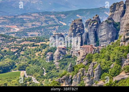 Il monastero di San Nicola Anapausas e il monastero di Roussanou, sito patrimonio dell'umanità dell'UNESCO di Meteora, Grecia, Europa Foto Stock
