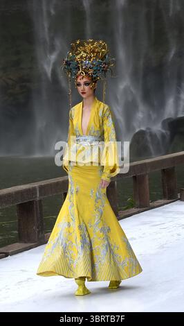 21 settembre 2020, Chongqing, Chongqing, Cina: La cerimonia di chiusura della sfilata internazionale di moda di Chongqing 2020 si è svolta sotto una maestosa cascata a Chongqing, in Cina, il 21 settembre 2020. (Immagine di credito: © TPG via ZUMA Press) Foto Stock