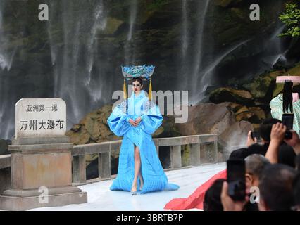 21 settembre 2020, Chongqing, Chongqing, Cina: La cerimonia di chiusura della sfilata internazionale di moda di Chongqing 2020 si è svolta sotto una maestosa cascata a Chongqing, in Cina, il 21 settembre 2020. (Immagine di credito: © TPG via ZUMA Press) Foto Stock