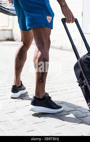 22 settembre 2020, Siviglia, Siviglia, SPAGNA: Tatuaggio di Diego Carlos durante la partenza del Sevilla Futbol Club per la finale di SuperCup a Budapest all'aeroporto internazionale di San Pablo il 22 settembre 2020 a Siviglia, Spagna. (Immagine di credito: © Joaquin Corchero/AFP7 tramite filo ZUMA) Foto Stock