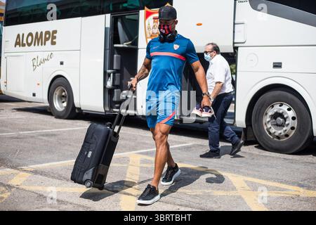 22 settembre 2020, Siviglia, Siviglia, SPAGNA: Diego Carlos durante la partenza del Sevilla Futbol Club per la finale di SuperCup a Budapest all'aeroporto internazionale di San Pablo il 22 settembre 2020 a Siviglia, Spagna. (Immagine di credito: © Joaquin Corchero/AFP7 tramite filo ZUMA) Foto Stock