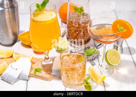 Cocktail alla moda ispirato al tè con miscele verdi, oolong, nere, chai e altre miscele di tè. Tè frizzante soda, bevande estive fredde con sciroppo, limone, lime Foto Stock