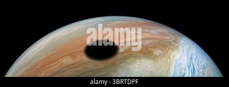 18 settembre 2020 - Giove - la luna vulcanicamente attiva di Giove io getta la sua ombra sul pianeta in questa immagine drammatica della navicella spaziale Giunone della NASA. Come per le eclissi solari sulla Terra, all'interno del cerchio oscuro che corre attraverso le cime delle nuvole di Giove si assisterebbe a un'eclissi solare completa mentre io passa davanti al Sole. Tali eventi si verificano frequentemente su Giove perché è un grande pianeta con molte lune. Inoltre, a differenza della maggior parte degli altri pianeti del nostro sistema solare, l'asse di Giove non è altamente inclinato rispetto alla sua orbita, quindi il Sole non si allontana mai dal piano equatoriale di Giove (+/- 3 gradi) Foto Stock