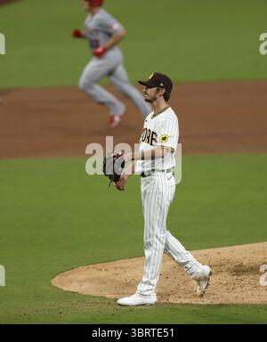 22 settembre 2020, San Diego, CA, USA: Il lanciatore dei San Diego Padres Zach Davies guarda come Max Stassi dei Los Angeles Angels aggira le basi dopo aver colpito un fuoricampo da due punti nel sesto inning al Petco Park di San Diego martedì 22 settembre 2020. (Immagine di credito: © TNS via cavo ZUMA) Foto Stock