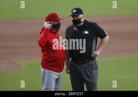 22 settembre 2020, San Diego, CALIFORNIA, USA: Il manager dei Los Angeles Angels Joe Maddon, lascia, parla con l'umpire Bill Miller durante una partita al Petco Park di San Diego martedì 22 settembre 2020. (Immagine di credito: © TNS via cavo ZUMA) Foto Stock