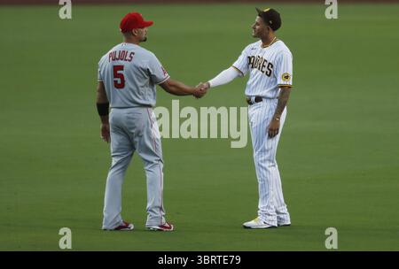 22 settembre 2020, San Diego, CA, Stati Uniti: Albert Pujols dei Los Angeles Angles, Left, parla con Manny Machado dei San Diego Padres prima di una partita al Petco Park di San Diego martedì 22 settembre 2020. (Immagine di credito: © TNS via cavo ZUMA) Foto Stock