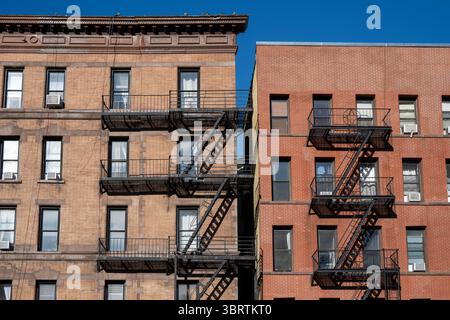 Facciate con fuochi d'incendio a New York in inverno Foto Stock