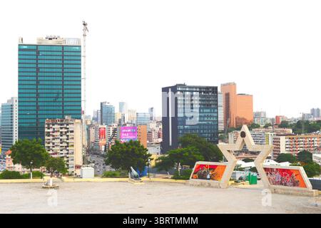 LUANDA, ANGOLA - 06 febbraio 2025: Ingresso a Fortaleza de Sao Miguel, architettura moderna del centro di Luanda sullo sfondo. Foto Stock
