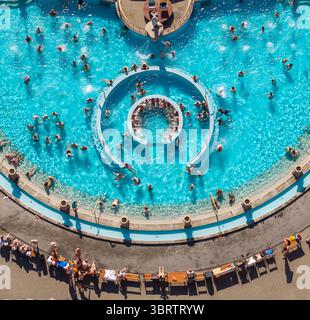 Vista aerea della gente goditi le acque turchesi delle Terme Szechenyi, Budapest, Ungheria. Foto Stock