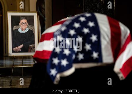 25 settembre 2020, Washington, District of Columbia, USA: La giustizia Ruth Bader Ginsburg si trova nello stato nella Statuary Hall of the Capitol a Washington, DC il 25 settembre 2020 (immagine di credito: © Erin Schaff - Pool via CNP/CNP via ZUMA Wire) Foto Stock