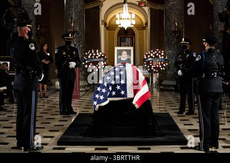 25 settembre 2020, Washington, District of Columbia, USA: La giustizia Ruth Bader Ginsburg si trova nello stato nella Statuary Hall of the Capitol a Washington, DC il 25 settembre 2020 (immagine di credito: © Erin Schaff - Pool via CNP/CNP via ZUMA Wire) Foto Stock