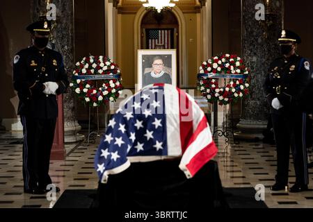 25 settembre 2020, Washington, District of Columbia, USA: La giustizia Ruth Bader Ginsburg si trova nello stato nella Statuary Hall of the Capitol a Washington, DC il 25 settembre 2020 (immagine di credito: © Erin Schaff - Pool via CNP/CNP via ZUMA Wire) Foto Stock