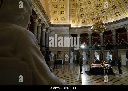 25 settembre 2020, Washington, District of Columbia, USA: Il giudice Ruth Bader Ginsburg si trova nello stato nella Statuary Hall of the Capitol a Washington, DC il 25 settembre 2020 (Credit Image: © Erin Schaff - Pool via CNP/CNP via ZUMA Wire) Foto Stock