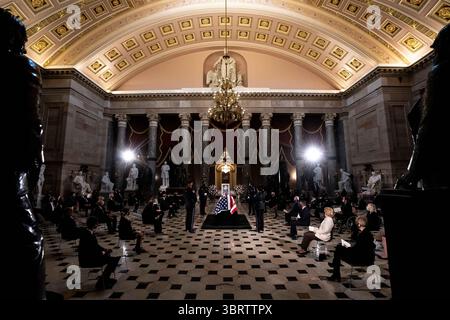 25 settembre 2020, Washington, District of Columbia, USA: La giustizia Ruth Bader Ginsburg si trova nello stato nella Statuary Hall of the Capitol a Washington, DC il 25 settembre 2020 (immagine di credito: © Erin Schaff - Pool via CNP/CNP via ZUMA Wire) Foto Stock