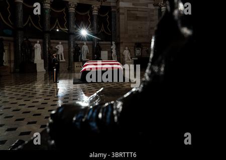 25 settembre 2020, Washington, District of Columbia, USA: La giustizia Ruth Bader Ginsburg si trova nello stato nella Statuary Hall of the Capitol a Washington, DC il 25 settembre 2020 (immagine di credito: © Erin Schaff - Pool via CNP/CNP via ZUMA Wire) Foto Stock