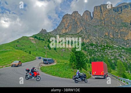 Sotto il passo del Sella tra le province del Trentino e dell'alto Adige nella regione dolomitica del Nord Italia. Foto Stock