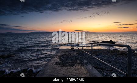 Il sole sorge su Dundalk Bay, Annagassan, Contea di Louth, Repubblica d'Irlanda Foto Stock