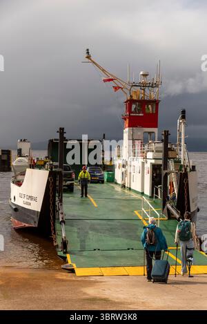 Largs Firth of Clyde North Ayrshire Scozia Regno Unito. 06.07.2025. Passeggeri a bordo di un traghetto da Largs a Millport Great Cumbrae UK. Foto Stock