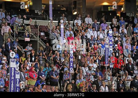 25 luglio 2016, Philadelphia, Pennsylvania, Stati Uniti: Philadelphia, Pennsylvania, Stati Uniti, 25 luglio 2016.i delegati dell'Ohio si presentano in mostra per sostenere i candidati alla Convention Nazionale Democratica (Credit Image: © Mark Reinstein/ZUMA Wire) Foto Stock