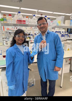 (250714) -- CANBERRA, 14 luglio 2025 (Xinhua) -- Sanjay Garg (R), ricercatore capo professore del Center for Pharmaceutical Innovation dell'Università del Sud Australia (UniSA), e candidato al dottorato di ricerca Deepa Nakmode trattengono il gel iniettabile presso l'Università del Sud Australia, ad Adelaide, Australia, 8 luglio 2025. ANDARE CON "gli scienziati australiani sviluppano shot settimanali per trasformare la cura del Parkinson" (University of South Australia/Handout via Xinhua) Foto Stock
