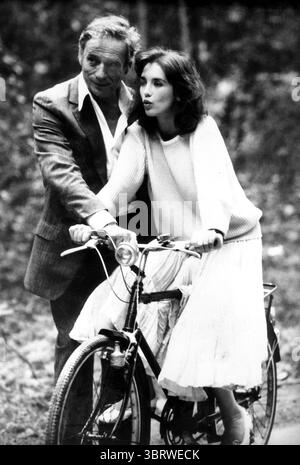1981 - Parigi, Francia - l'attrice francese ISABELLE ADJANI corre in bicicletta accanto a YVES MONTAND durante una scena del nuovo film "Tout Feu Tout Flamme". (Immagine di credito: © Keystone Press Agency/Keystone USA via ZUMAPRESS.com) Foto Stock