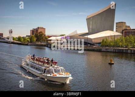 Regno Unito, Inghilterra, Salford, barca da escursione in ex-porto passando per l'Imperial War Museum North Foto Stock