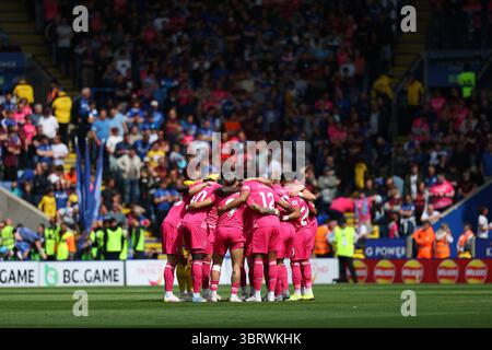 I giocatori di Ipswich Town si riuniscono prima del calcio d'inizio - Leicester City V Ipswich Town, Premier League, King Power Stadium, Leicester, Regno Unito - 18 maggio 2025 solo uso editoriale - si applicano restrizioni DataCo Foto Stock