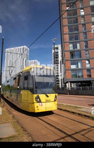Man531 Regno Unito, Inghilterra, Salford, Quays, Metrolink tram Man531 Regno Unito, Inghilterra, Salford, Quays, Metrolink tram in avvicinamento a MediaCityUK MediaCityUK Foto Stock