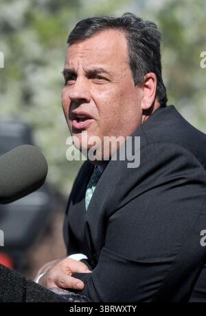 29 aprile 2015, New Brunswick, New Jersey, Stati Uniti d'America: NEW BRUNSWICK, NJ - APRILE 29: New Jersey Gov. Chris Christie firma due leggi in legge progettate per migliorare gli sforzi per combattere l'abuso di farmaci da prescrizione e oppioidi il 29 aprile 2015 a New Brunswick N.J...persone: New Jersey Gov. Chris Christie. (Immagine di credito: © SMG via ZUMA Wire) Foto Stock