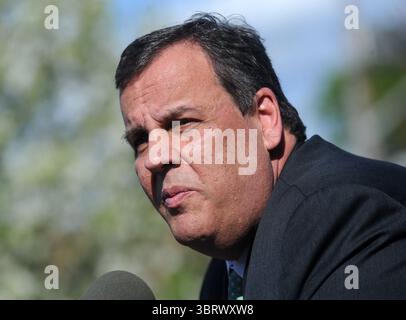 29 aprile 2015, New Brunswick, New Jersey, Stati Uniti d'America: NEW BRUNSWICK, NJ - APRILE 29: New Jersey Gov. Chris Christie firma due leggi in legge progettate per migliorare gli sforzi per combattere l'abuso di farmaci da prescrizione e oppioidi il 29 aprile 2015 a New Brunswick N.J...persone: New Jersey Gov. Chris Christie. (Immagine di credito: © SMG via ZUMA Wire) Foto Stock