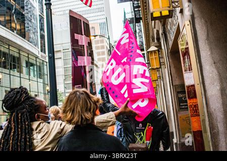 3 ottobre 2020, Chicago, Illinois, USA: CASSANDRA GREER-LEE afferra la sostenitrice di Trump EMILY CAHILL "Women for Trump" durante una protesta Trump/Pence Out Now e la marcia che si tiene sabato 3 ottobre a Chicago. Il marito di GREER-LEE Nikolas Lee morì di Covid-19 la domenica di Pasqua, 14 aprile 2020 nel Dipartimento di correzioni della contea di Cook nelle divisioni 8 3F massima sicurezza. (Immagine di credito: © Meredith Goldberg/ZUMA Wire/ZUMAPRESS.com) Foto Stock