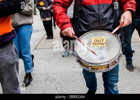 3 ottobre 2020, Chicago, Illinois, Stati Uniti: JOHN NOYES fornisce il beat durante la protesta Trump/Pence Out Now e marzo tenutasi il 3 ottobre 2020 nel centro di Chicago. (Immagine di credito: © Meredith Goldberg/ZUMA Wire/ZUMAPRESS.com) Foto Stock