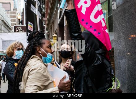 3 ottobre 2020, Chicago, Illinois, USA: CASSANDRA GREER-LEE affronta la sostenitrice di Trump EMILY CAHILL durante un Trump/Pence Out Now! Protesta e marzo si tenne sabato 3 ottobre 202. Il marito di GREER-LEE Nikolas Lee morì di Covid-19 la domenica di Pasqua, 14 aprile 2020 nel Dipartimento di correzioni della contea di Cook nelle divisioni 8 3F massima sicurezza. (Immagine di credito: © Meredith Goldberg/ZUMA Wire/ZUMAPRESS.com) Foto Stock
