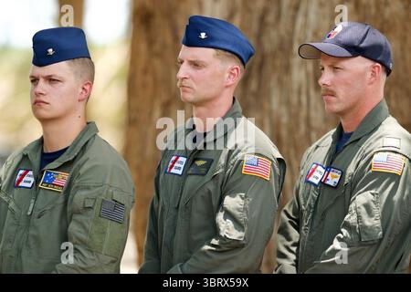 I membri della Guardia Nazionale degli Stati Uniti si stanno formando durante la visita del presidente Trump nelle aree colpite dalle inondazioni a Kerrville, Texas, l'11 luglio 2025. Per gentile concessione della Casa Bianca. Foto Stock