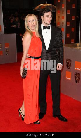 Sam Taylor-Wood e il fidanzato Aaron Johnson agli Orange British Academy Film Awards 2011 (BAFTAs) alla Royal Opera House di Londra - 13 febbraio 2011 Foto Stock