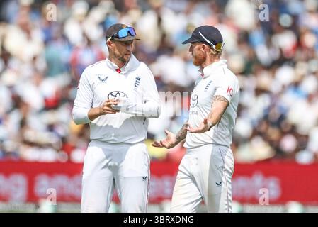 Londra, Regno Unito. 14 luglio 2025. Il capitano inglese Ben Stokes parla con Joe Root dell'Inghilterra durante il 3° Rothesay test Match Day 5 Inghilterra contro India a Lords, Londra, Regno Unito, 14 luglio 2025 (foto di Mark Cosgrove/News Images) a Londra, Regno Unito il 7/14/2025. (Foto di Mark Cosgrove/News Images/Sipa USA) credito: SIPA USA/Alamy Live News Foto Stock