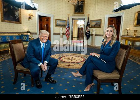Il presidente Donald J. Trump si siede con Lara Trump per un'intervista su My View con Lara Trump nella stanza Blu della Casa Bianca, in occasione del primo anniversario del tentativo di assassinio a Butler, Pennsylvania. 12 luglio 2025. Per gentile concessione della Casa Bianca. Foto Stock