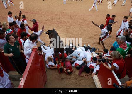 I giovani sono rimasti a terra, aspettando che la giovenca del bestiame di Macua salti alla fine della corsa dei tori di San Fermín 2025. L'ottava corsa dei tori del festival di San Fermín ha visto sei tori del ranch di Miura coprire i 850 metri dalle penne di gas all'arena di Pamplona, della durata di due minuti e sedici secondi. Questa fu l'ultima corsa dei tori di San Fermín 2025, e si concluse con uno spettacolo di giovenche nell'arena e la rimozione della recinzione di legno dove si svolgevano le corse dei toro. (Foto di Elsa A Bravo/SOPA Images/Sipa USA) Foto Stock
