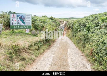 Uno stretto istmo conosciuto come la Coupée, un'alta cresta a 80 metri (262 piedi) sul mare che collega Great Sark a Little Sark Foto Stock