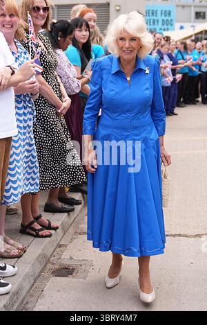 Regina Camilla, Patrona della Battersea Dogs and Cats Home, durante una visita per scoprire la Royal Horticultural Society (RHS) e BBC radio 2 'Dog Garden', progettato da Monty Don, recentemente installato nel centro di Londra dell'ente di beneficenza presso la struttura di beneficenza nel sud di Londra. Data foto: Lunedì 14 luglio 2025. Foto Stock