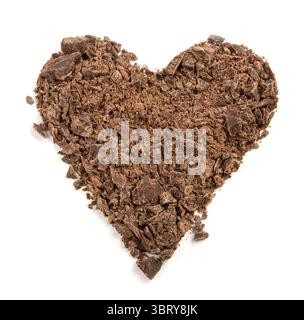 Cuore di cioccolato fatto di piccoli pezzi isolati su sfondo bianco Foto Stock
