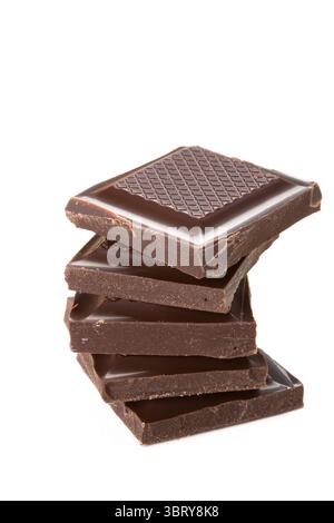 Pezzi di cioccolato impilati su sfondo bianco con spazio di copia Foto Stock