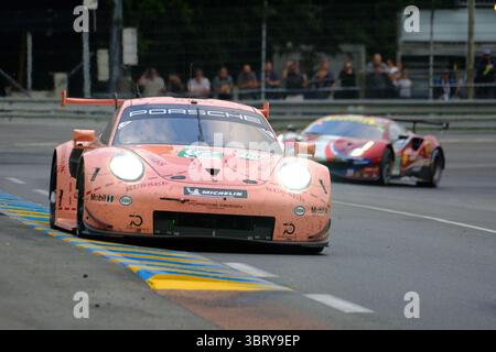 17 giugno 2018 - le Mans, Sarthe, Francia - KEVIN ESTRE (fra) guida la classe LM GTE PRO nella Porsche GT Team 911 RSR #92, nota come Pink Pig, durante la 86a edizione della 24 ore di le Mans 2° round del FIA World Endurance Championship, sul circuito de la Sarthe. (Immagine di credito: © Pierre Stevenin via ZUMA Wire) Foto Stock