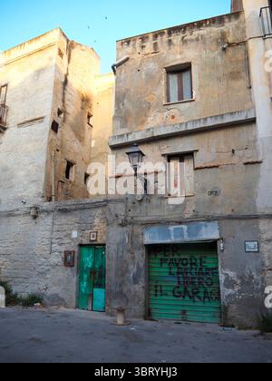 Edifici logori con graffiti nel centro storico di Trapani, Sicilia, Italia Foto Stock