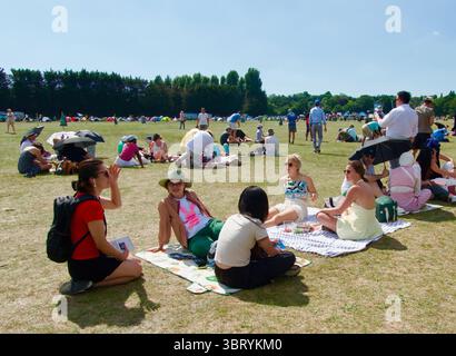 Persone in attesa di ore in coda per il primo turno di partite di tennis in tutta l'Inghilterra Lawn Tennis Club Wimbledon Park Wimbledon Londra Inghilterra Foto Stock