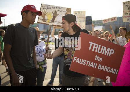 20 giugno 2018 - Duluth, Minnesota, Stati Uniti - Un giovane di Fridley di nome Dominic, lasciato, che ha rifiutato di dare il suo cognome, si impegna in un dialogo con Gary Nieman di Duluth fuori dalla Amsoil Arena mentre il presidente Trump è apparso all'interno mercoledì 20 giugno 2018. (Immagine di credito: © Jeff Wheeler/TNS tramite filo ZUMA) Foto Stock